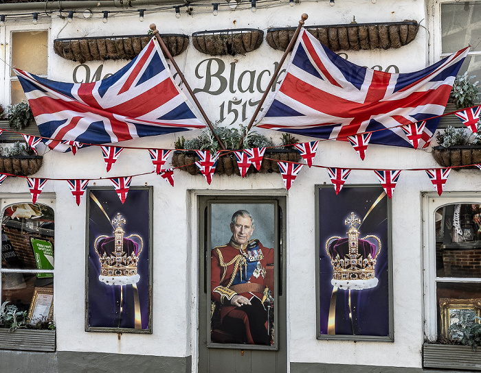 Rottingdean High Street: The Black Horse - Zu Ehren der Krönung von King Charles III