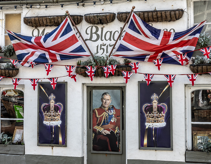 High Street: The Black Horse - Zu Ehren der Krönung von King Charles III Rottingdean