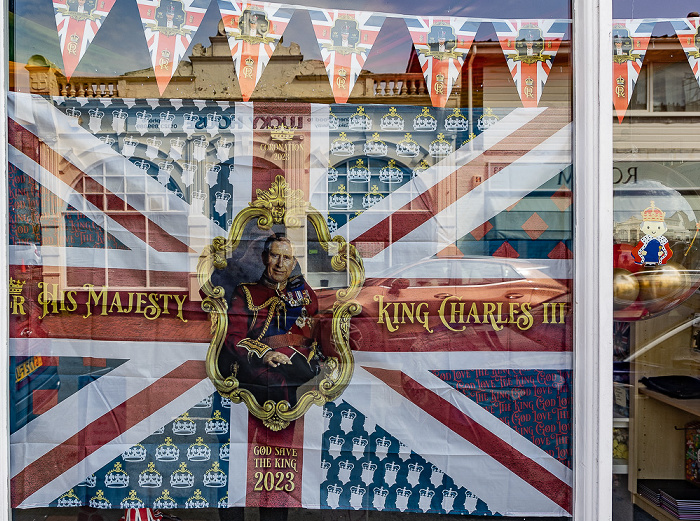High Street: Schaufenster zu Ehren der Krönung von King Charles III Seaford