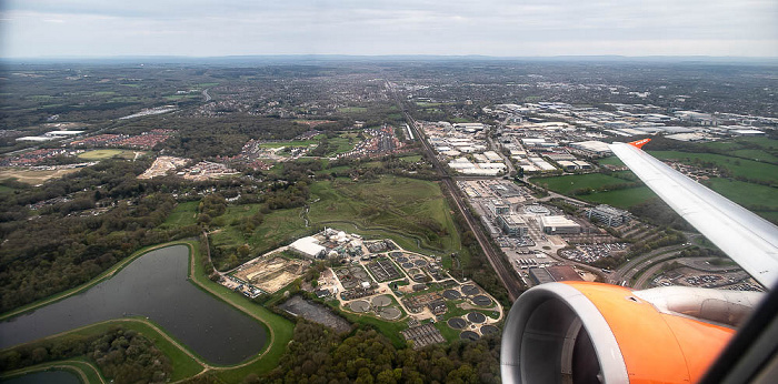 Crawley 2023-04-26 Flug EZY8641 London Gatwick (LGW/EGKK) - München Franz Josef Strauß (MUC/EDDM) Brighton Main Line Crawley Wastewater Treatment Works Luftbild aerial photo