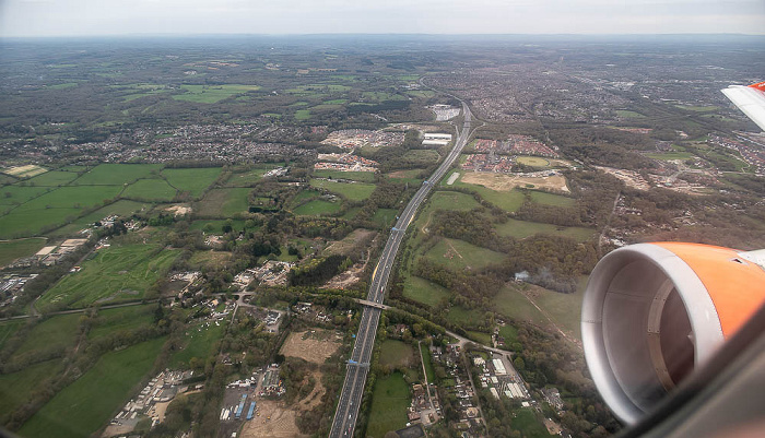 South East England - West Sussex: M23 Motorway 2023-04-26 Flug EZY8641 London Gatwick (LGW/EGKK) - München Franz Josef Strauß (MUC/EDDM) Copthorne Crawley Luftbild aerial photo