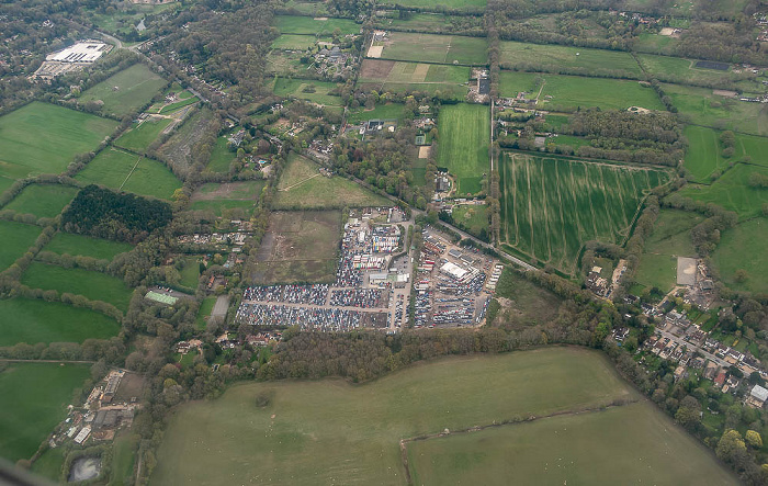 South East England - Surrey: Cophall Business Park und Copthall Parking Gatwick 2023-04-26 Flug EZY8641 London Gatwick (LGW/EGKK) - München Franz Josef Strauß (MUC/EDDM) Effingham Road Luftbild aerial photo