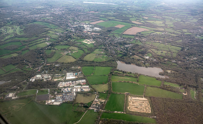 South East England - Surrey (unten) / West Sussex 2023-04-26 Flug EZY8641 London Gatwick (LGW/EGKK) - München Franz Josef Strauß (MUC/EDDM) Hedgecourt Lake Luftbild aerial photo