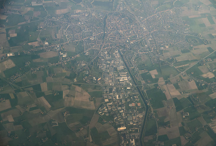 Flandern - Provinz Westflandern: Ypern 2023-04-26 Flug EZY8641 London Gatwick (LGW/EGKK) - München Franz Josef Strauß (MUC/EDDM) Kanaal Ieper-IJzer Luftbild aerial photo