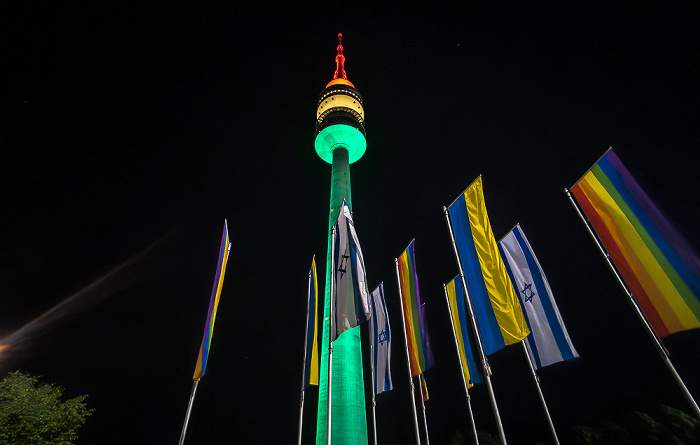 Olympiapark: Olympiaturm in Regenbogenfarben München