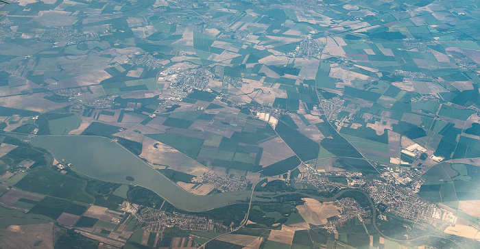 Sereď (rechts unten) Westslowakei (Západné Slovensko)