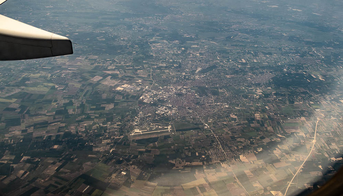 Region Südliche Große Tiefebene Ketschkemet 2023-05-28 Flug THY1630 München Franz Josef Strauß (MUC/EDDM) - Istanbul Airport (IST/LTFM) Kecskemét Kecskeméti Katonai Repülőtér Luftbild aerial photo