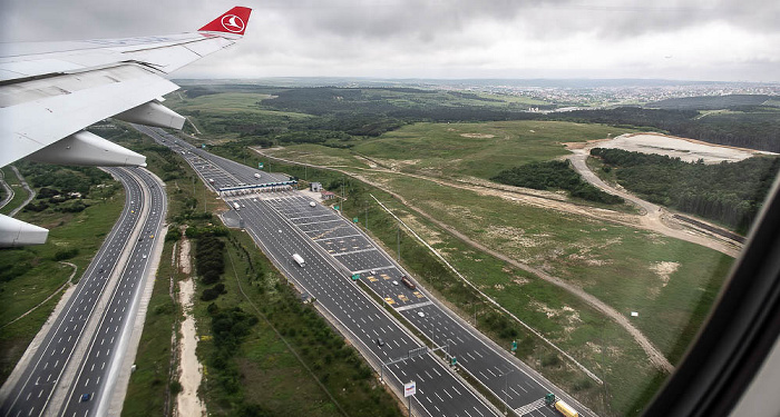 Istanbul Schnellstraße D-020 (links), Autobahn Otoyol 7 (rechts) 2023-05-28 Flug THY1630 München Franz Josef Strauß (MUC/EDDM) - Istanbul Airport (IST/LTFM) Luftbild aerial photo