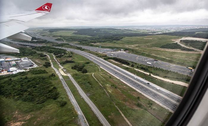 Schnellstraße D-020 (links), Autobahn Otoyol 7 (rechts) Istanbul