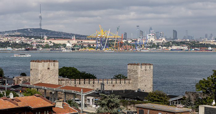 Istanbul Blick vom Saba Sultan Hotel: Bosporus, Üsküdar (links), Kadıköy Fernsehturm Küçük Çamlıca