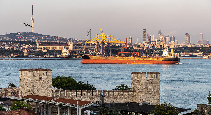 Blick vom Saba Sultan Hotel: Bosporus, Üsküdar (links), Kadıköy Istanbul 2023