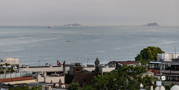 Blick vom Saba Sultan Hotel: Marmarameer mit der Demokrasi ve Özgürlük Adası (links) und Sivriada Istanbul