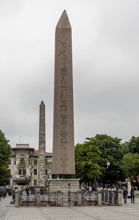 Istanbul Hippodrom (Sultan-Ahmed-Platz): Ägyptischer Obelisk (Obelisk des Theodosius) (vorne), Gemauerter Obelisk Welterbe Historische Bereiche von Istanbul