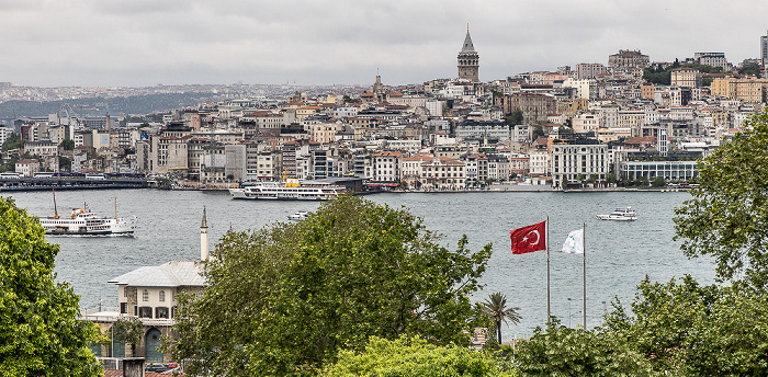 Blick vom Topkapı-Palast: Goldenes Horn, Galata mit dem Galaturm Istanbul 2023