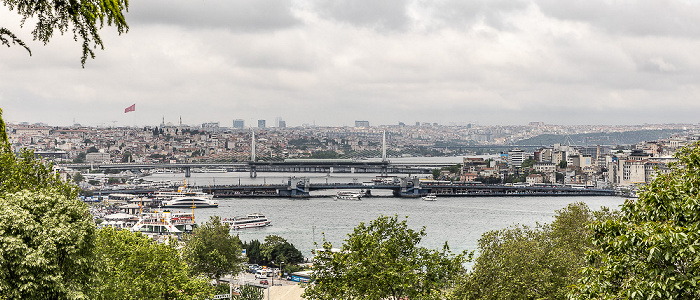 Blick vom Topkapı-Palast: Goldenes Horn mit der Galatabrücke und der Metrobrücke über das Goldene Horn Istanbul 2023