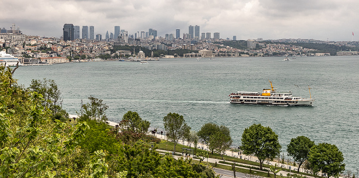 Blick vom Topkapı-Palast: Borporus, Beyoğlu (links oben), Beşiktaş (rechts oben) Istanbul