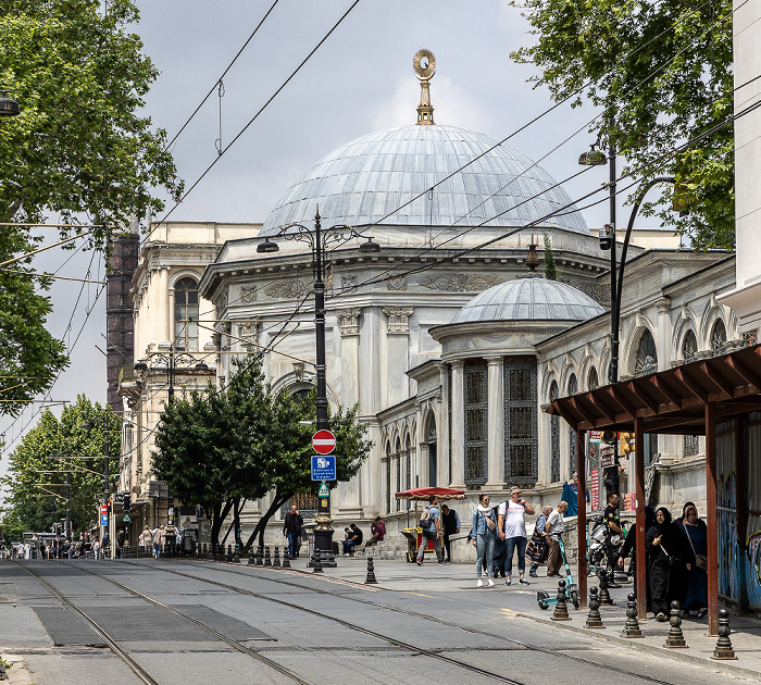 Istanbul Divanyolu Caddesi: Sultan II. Mahmut Türbesi