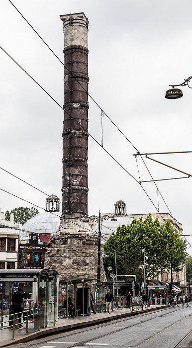 Istanbul Divanyolu Caddesi: Konstantinssäule (Çemberlitaş Sütunu) Çemberlitaş Hammam Straßenbahnhaltestelle Çemberlitaş