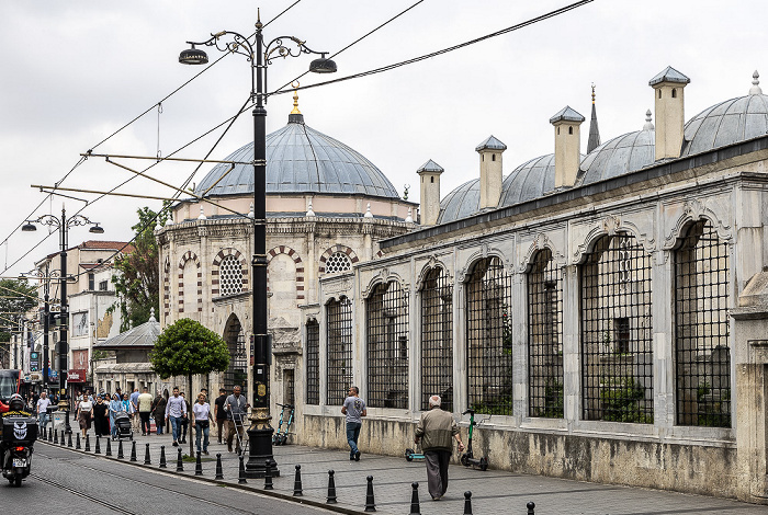 Yeniçeriler Caddesi: Sinan-Pasha-Grabstätte (links), Koca Sinan Paşa Külliyesi Istanbul