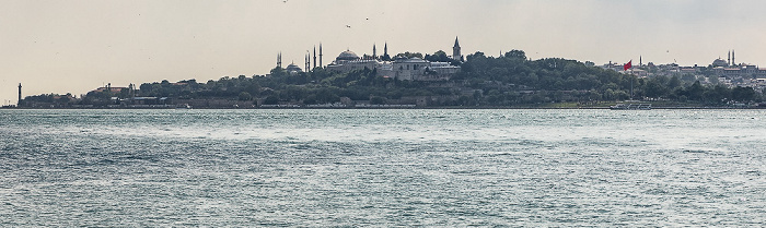 Bosporus, Goldenes Horn, Fatih mit v.l. Blaue Moschee (Sultan-Ahmed-Moschee), Hagia Sophia und Topkapı-Palast Istanbul
