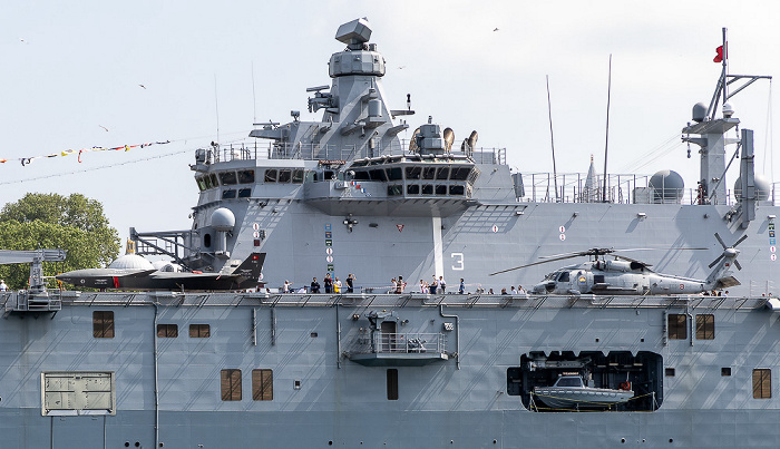 Goldenes Horn: TCG Anadolu (L-400) Istanbul