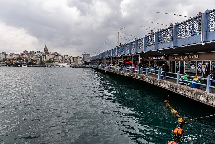 Istanbul Goldenes Horn mit der Galatabrücke Galataturm