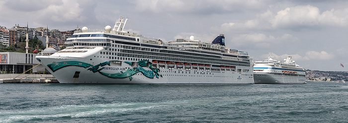 Bosporus mit dem Kreuzfahrtschiff Norwegian Jade und dem Kreuzfahrtschiff Astoria Grande Istanbul