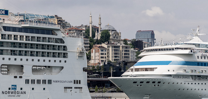 Istanbul Bosporus mit dem Kreuzfahrtschiff Norwegian Jade und dem Kreuzfahrtschiff Astoria Grande Beyoğlu Cihangir-Moschee
