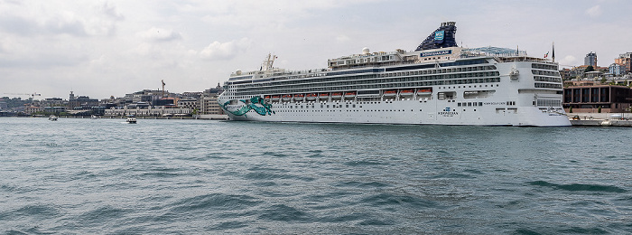 Istanbul Bosporus mit dem Kreuzfahrtschiff Norwegian Jade
