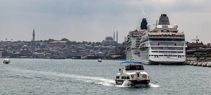 Istanbul Bosporus mit dem Kreuzfahrtschiff Astoria Grande (vorne) und dem Kreuzfahrtschiff Norwegian Jade Beyazıt-Moschee Beyazıt-Turm (Beyazıt kulesi) Fatih