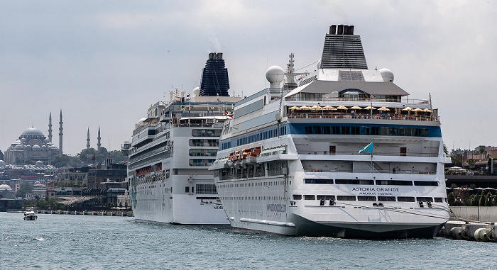 Istanbul Bosporus mit dem Kreuzfahrtschiff Astoria Grande (vorne) und dem Kreuzfahrtschiff Norwegian Jade Beyazıt-Moschee Fatih