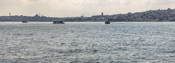Bosporus, Fatih (links oben), Beyoğlu (rechs oben) Istanbul