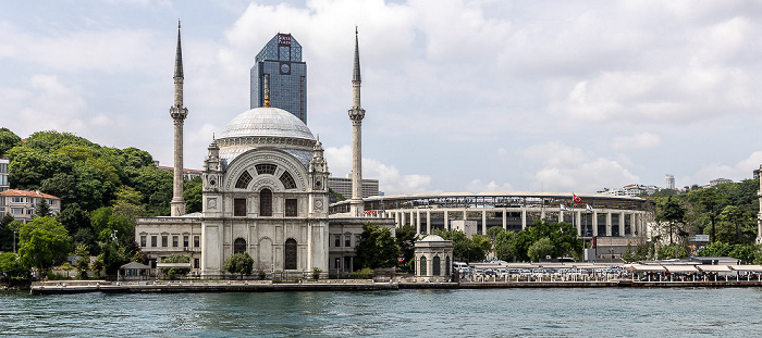 Bosporus, Beyoğlu mit Dolmabahçe-Moschee, Beşiktaş mit dem Vodafone Park (Stadion Beşiktaş Istanbul) Istanbul
