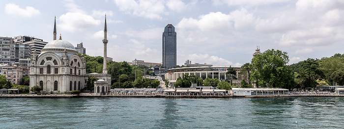 Bosporus, Beyoğlu mit Dolmabahçe-Moschee, Beşiktaş mit dem Vodafone Park (Stadion Beşiktaş Istanbul) Istanbul