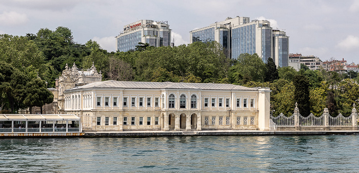 Bosporus, Beşiktaş mit dem Park des Dolmabahçe-Palasts Istanbul