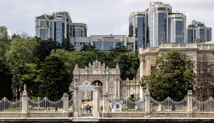 Bosporus, Beşiktaş mit dem Park des Dolmabahçe-Palasts Istanbul