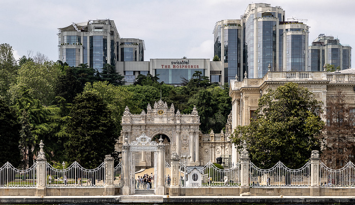 Istanbul Bosporus, Beşiktaş mit dem Park des Dolmabahçe-Palasts Hotel Swissotel Bosphorus