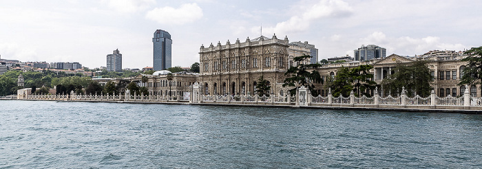 Bosporus, Beşiktaş mit dem Dolmabahçe-Palast Istanbul 2023