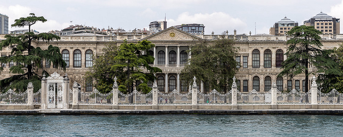 Istanbul Bosporus, Beşiktaş mit dem National Palaces Painting Museum (Milli Saraylar Resim Müzesi)
