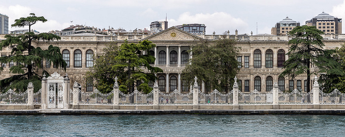 Bosporus, Beşiktaş mit dem National Palaces Painting Museum (Milli Saraylar Resim Müzesi) Istanbul