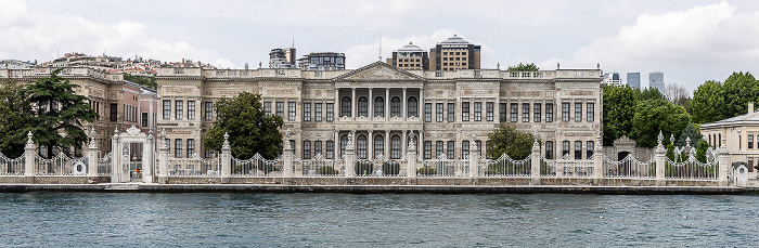 Bosporus, Beşiktaş mit dem National Palaces Painting Museum (Milli Saraylar Resim Müzesi) Istanbul