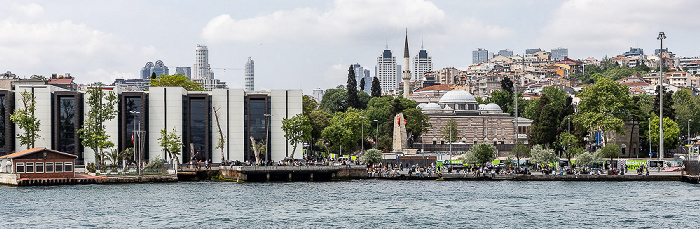 Bosporus, Beşiktaş mit dem Istanbul Naval Museum (İstanbul Deniz Müzesi) und der Sinan-Paşa-Moschee Istanbul