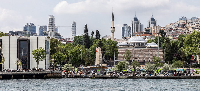 Bosporus, Beşiktaş mit dem Istanbul Naval Museum (İstanbul Deniz Müzesi) und der Sinan-Paşa-Moschee