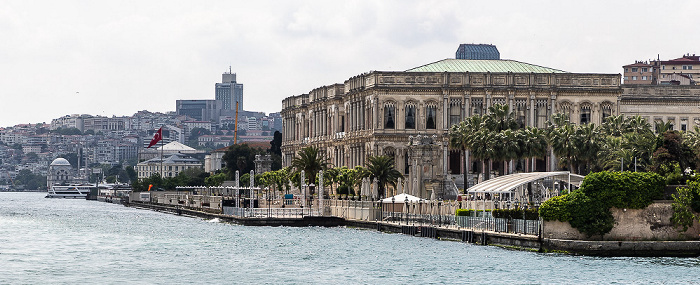 Istanbul Bosporus, Beşiktaş mit dem Çırağan-Palast Dolmabahçe-Moschee