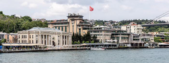 Bosporus, Beşiktaş mit der Kabataş Erkek Lisesi (links) Istanbul