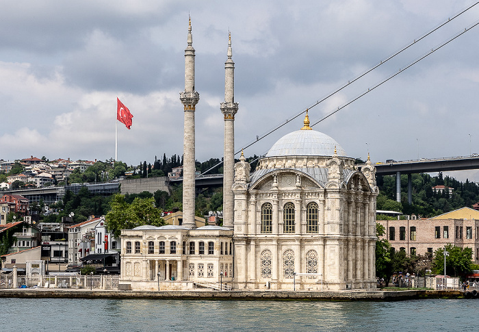 Bosporus, Beşiktaş mit der Ortaköy-Moschee, Bosporus-Brücke (Brücke der Märtyrer des 15. Juli) Istanbul
