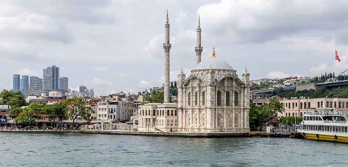 Bosporus, Beşiktaş mit der Ortaköy-Moschee Istanbul