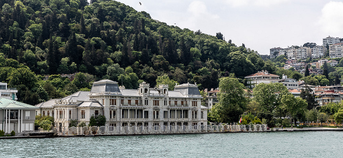 Bosporus, Beşiktaş mit dem Hıdiva-Palast (Ägyptisches Konsulat) Istanbul