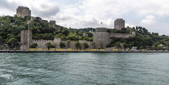 Istanbul Bosporus, Sarıyer mit der Rumeli Hisarı