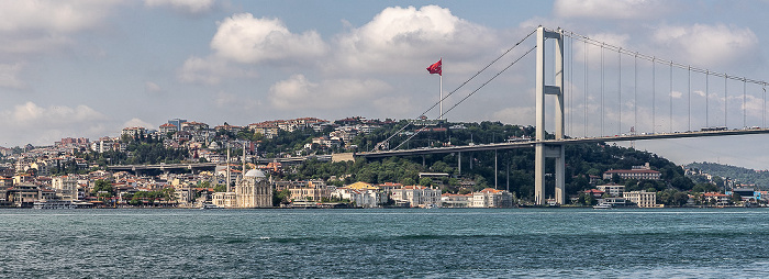 Bosporus, Beşiktaş mit der Ortaköy-Moschee, Bosporus-Brücke (Brücke der Märtyrer des 15. Juli) Istanbul